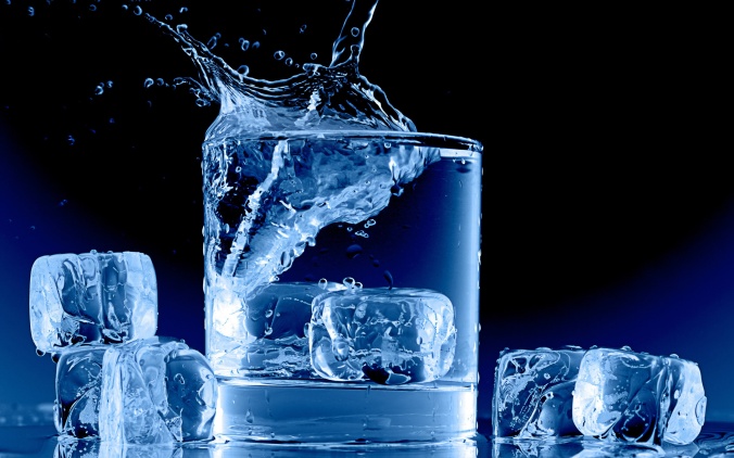 icy-blue-glass-cup-water-ice-cubes-splash_2560x1600